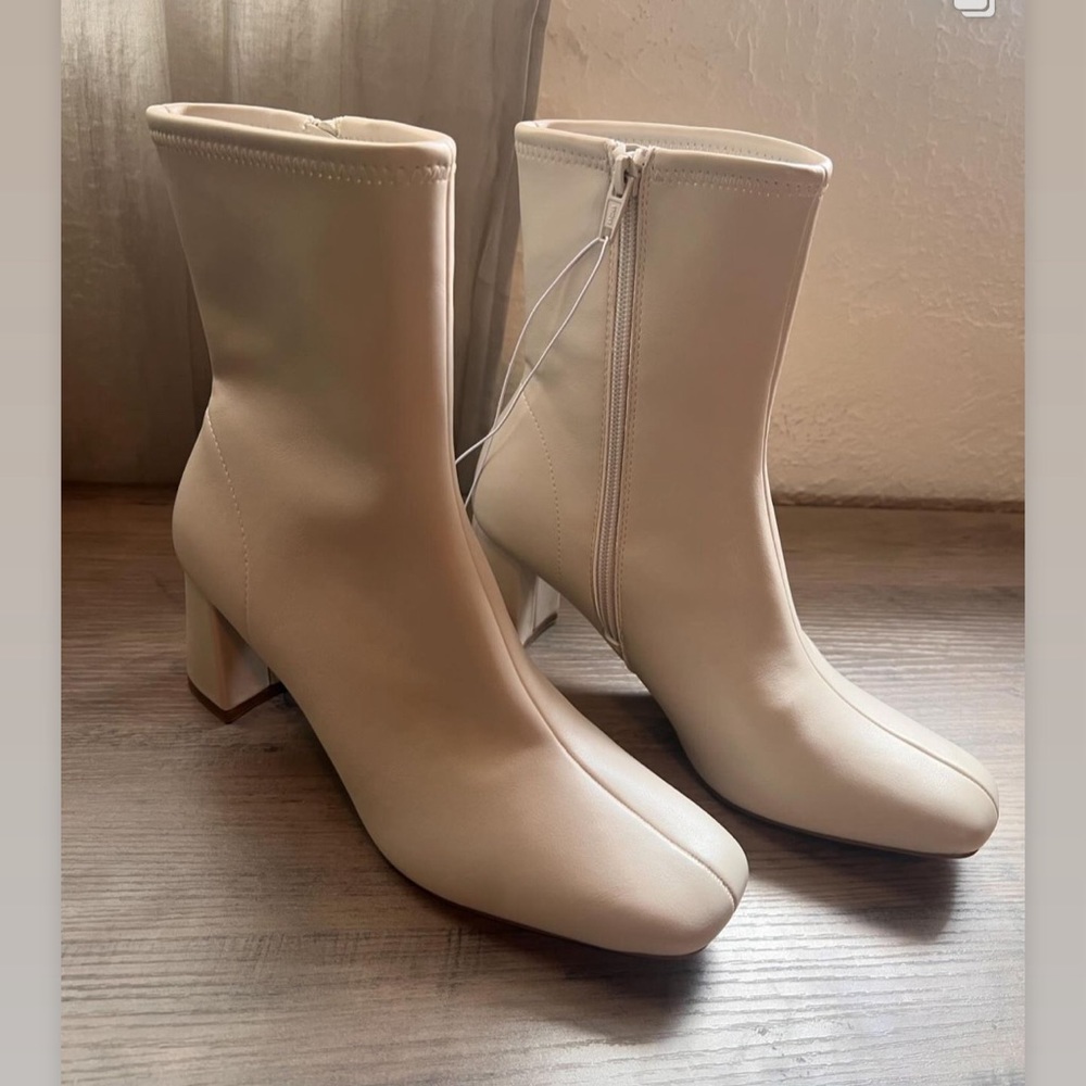 BNWT White Heel Boot.